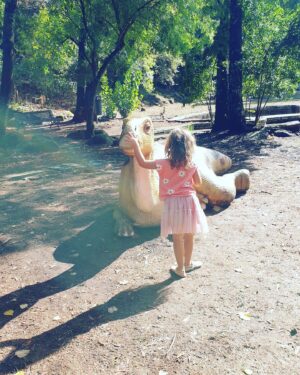 Luísa Barbosa Instagram - Para crianças que gostam de 🦕🦖🦕🦖 a exposição #dinoontheroad na Quinta da Ribafria, em Sintra. As crianças não pagam e para os adultos são só 5euros. Além disso, o ambiente é maravilhoso, Sintra a ser Sintra 😉 Fica a dica.