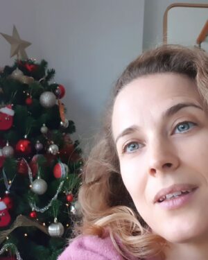 Luísa Barbosa Instagram - Venham de lá esses Grinches a criticarem o facto de já termos montado a nossa 🎄
Malta, isto ainda dá algum trabalho, por isso mais vale aproveitar o resultado o máximo de tempo possível. Além disso, este ano estreámo-nos a fazer alguns dos nossos próprios enfeites e estava mesmo curiosa para os colocar na árvore. Quem disse que uma girafa não podia ser natalícia? Basta pôr-lhe umas hastes de rena e um cachecol 😅 a pedido de dona Aura. Venha lá o próximo projecto: estou a imaginar uma casinha de #natal 😂
