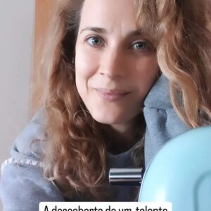 Luísa Barbosa Instagram - Quanto mais me educo no que toca a ambiente e #sustentabilidade mais me faz confusão a ideia do 'descartável' e a facilidade com que nos habituámos a, simplesmente, deitar coisas para o lixo, sem tentar arranjar ou dar outra utilidade. Todos aqueles recursos desperdiçados! Por isso, hoje em dia, tento:

a) evitar comprar itens descartáveis,
b) dar uma segunda vida ao objecto, antes de pensar na reciclagem.

Correndo o risco de soar a 'avó', eu sou do tempo em que arranjávamos o que se estragava. Não interessava se era algo de pouco valor. A ideia era não desperdiçar. E, olhando para o que se passa no mundo, acho que temos todos de voltar a pensar um pouco assim. Por isso, se souberem de sítios que arranjam ou dão segunda vida a diferentes objectos, deixem nos comentários. 
Eu começo com a@reshoes.pt 😊