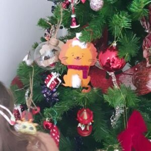 Luísa Barbosa Instagram - Venham de lá esses Grinches a criticarem o facto de já termos montado a nossa 🎄
Malta, isto ainda dá algum trabalho, por isso mais vale aproveitar o resultado o máximo de tempo possível. Além disso, este ano estreámo-nos a fazer alguns dos nossos próprios enfeites e estava mesmo curiosa para os colocar na árvore. Quem disse que uma girafa não podia ser natalícia? Basta pôr-lhe umas hastes de rena e um cachecol 😅 a pedido de dona Aura. Venha lá o próximo projecto: estou a imaginar uma casinha de #natal 😂