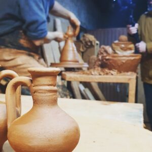 Luísa Barbosa Instagram - Mais um dia de gravações. Hoje, com direito a olaria. E que pena que é ver estes artistas a desaparecerem... da próxima vez que tiverem a oportunidade, conheçam melhor um artesão local e oiçam as histórias que tem para contar. Vai valer a pena 🧡