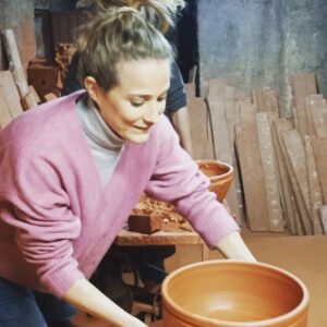 Luísa Barbosa Instagram - Mais um dia de gravações. Hoje, com direito a olaria. E que pena que é ver estes artistas a desaparecerem... da próxima vez que tiverem a oportunidade, conheçam melhor um artesão local e oiçam as histórias que tem para contar. Vai valer a pena 🧡