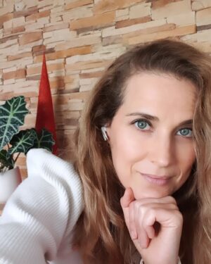 Luísa Barbosa Instagram - Vim aqui só para vos avisar que os filmes de Natal já começaram a passar na tv... e o 'Assalto ao Arranha-Céus'  está na #foxmovies. O que acham? Conta como filme natalício ou nao? 🤨