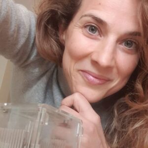 Luísa Barbosa Instagram - Quem é que nunca viu aquelas #antfarms nos filmes americanos e pensou "Olha, isto era giro!" O quê? Só eu? 🤣 A @mirmex.ant.farms ofereceu-me uma colónia de 🐜🐜🐜 que ajudei a mudar-se para a sua casa nova. A Aura já pedia para ver a Rainha todas as manhãs e agora vai poder acompanhar o crescimento da colónia na escola dela. Sim, eu ofereci as formigas à escola da Aura. Porque acho que pode ser uma óptima ferramenta de ensino... e porque não sou completamente doida 😉 Vejam a reacção dos miúdos no final do vídeo 🧡🧡🧡