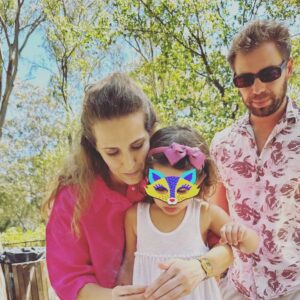 Luísa Barbosa Instagram - Primeira festinha com amigos da Aura ou, 'Como fomos felizes num domingo no Monsanto':
- @francisco__beatriz andamos a fazer um trabalho do car@ç@$!;
- para quem procura alternativas mais saudáveis para festas de crianças, e não só, dêem uma vista de olhos à @gudilicious_pt e à @saludepastelariafit ;
- o tema foram unicórnios e eles aceitaram o convite;
- Fez 5 anos mas continua a querer colo como uma bebé (@telmoliveira.workout preciso de reforçar estas costas 😂);
- houve pinhata mas enchi-a com tatuagens temporárias porque não havia hipótese de eu encher aquilo de 🍬🍭🍬🍭🍬🍭;
- o entretenimento foram balões, boa companhia e bisnagas de água compradas na Tiger que, não só fizeram as delícias dos miúdos como serviram para refrescar e como prendinha da festa, no final. 

E ainda organizei umas rifas para ganharem... desenhos feitos pela aniversariante! 😂 Ou seja, diverti-me muito a arranjar ideias criativas para entreter os nossos convidados e fazer a minha miúda sentir-se especial neste dia. 
Muito obrigada a todos que foram. Houve mesmo quem adiasse férias para poder estar presente e nem imaginam como me sinto grata por esse gesto que vale tanto mais que qualquer prenda que pudessem comprar. 🧡🧡🧡 
Mas, sim, a Aura agradece a prenda 🤣
🎁🎁🎁