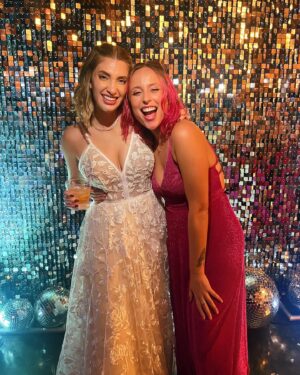 Luisa Clasen Instagram - Pensa num dia doido. Minha melhor amiga, minha parceira de Oscar de todos os anos, uma das minhas pessoas favoritas no mundo… resolveu casar no mesmo dia do maior job do ano 🫠 infelizmente ainda não inventaram uma máquina do tempo, mas essa madrinha fez milagre acontecer!
@carolmoreira3 te amo tanto que nem preciso explicar, né? Tou tão feliz q você e o @beto.caliman se encontraram na hora certa, no momento certo, e ainda estive lá pra dar uma forcinha extra 🩷 vocês serão muuuuito felizes juntos, parabéns por essa nova etapa!

E tem mais umas pessoas q precisam de um amorzinho aqui no texto: @rolandinhobr e @brunobock que super entenderam meu drama e me deixaram super à vontade com horário pra poder dar o meu melhor na nossa live no @pipocando.oficial com @alegarcia e @otaviouga. Obrigada por essa transmissão especial!

E claro, meu maior parceiro de sempre: @glauberalencar_ meu amorzão que fez essa jornada toda comigo! Te amo muito, muito obrigada por ser essa pessoa incrível e meu maior apoiador! Em breve é nossa vez 💕👀

Registros da perfeita e também minha BFF @bellehendges 🖤 obrigada por em ajudar na missão vestido, amiga!