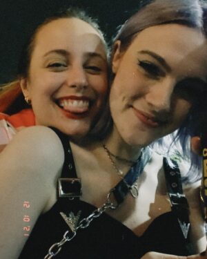 Luisa Clasen Instagram - Quem tem um amigo, tem tudo. E no meu caso, que tenho essas amigas PERFEITAS, passei os últimos 10 dias sendo muito feliz! Todas as vezes que eu vinha pra SP, ficava contando os dias pra ir embora. Dessa vez foi diferente…

Não tenho nem palavras pra agradecer tamanho carinho e amor, porque não foi só um lugar pra passar a noite entre dias cansativos de job: foi companheirismo, atenção, comidas incríveis, risadas gostosas e chamego com os bichinhos mais amorosos de SP. Não trocaria nenhum segundo com elas nem pelo maior hotel 5 estrelas 💞

Elas salvaram o dia com bota, mala, computador, casaco, carregador, livro e mais do que isso, emprestaram um pedacinho do dia-a-dia delas pra mim

Obrigada @dudatlopes @carolmoreira3 @bellehendges @lauradiamantstein @beto.caliman @pedro_smachado #mãedaBelle pela hospitalidade e por estarem na minha vida! Amo vocês 🥹 Agora aguardo todas vcs lá no RJ 💟