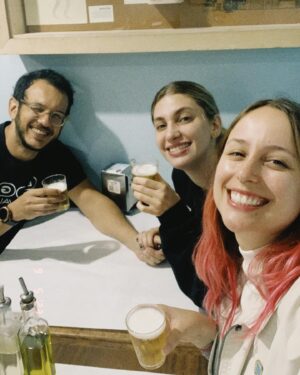 Luisa Clasen Instagram - Quem tem um amigo, tem tudo. E no meu caso, que tenho essas amigas PERFEITAS, passei os últimos 10 dias sendo muito feliz! Todas as vezes que eu vinha pra SP, ficava contando os dias pra ir embora. Dessa vez foi diferente…

Não tenho nem palavras pra agradecer tamanho carinho e amor, porque não foi só um lugar pra passar a noite entre dias cansativos de job: foi companheirismo, atenção, comidas incríveis, risadas gostosas e chamego com os bichinhos mais amorosos de SP. Não trocaria nenhum segundo com elas nem pelo maior hotel 5 estrelas 💞

Elas salvaram o dia com bota, mala, computador, casaco, carregador, livro e mais do que isso, emprestaram um pedacinho do dia-a-dia delas pra mim

Obrigada @dudatlopes @carolmoreira3 @bellehendges @lauradiamantstein @beto.caliman @pedro_smachado #mãedaBelle pela hospitalidade e por estarem na minha vida! Amo vocês 🥹 Agora aguardo todas vcs lá no RJ 💟