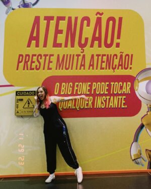 Luisa Clasen Instagram - Dumpzinho do que já rolou essa semana e vem aí muito mais! Tive o privilégio de comandar o @unlockccxp e agora estou em parceria com o @outbackbrasil pra mostrar o que tem de melhor na @ccxpoficial esse ano!
Bora? Só não esquece de lavar o pé, meu querido pé que me aguenta o dia inteeeeiro 🎶

Obrigada @gustavogiglio pelo convite e pela confiança, @coupleofthings e @biabuffolo pela parceria, @biabonatto e @raphaelgonc_ por me trazerem pro multiverso da #ccxp23, @diegopadilha pelas fotos belíssimas e muuuito obrigada a todos que me encontram e dão feedback sobre meu trabalho. Amo esses encontros, vocês são demais!
#outbacknaccxp23 #ccxp23 #casteloratimbum