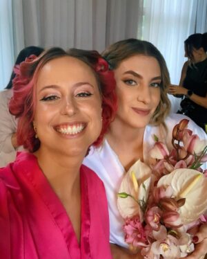 Luisa Clasen Instagram - Pensa num dia doido. Minha melhor amiga, minha parceira de Oscar de todos os anos, uma das minhas pessoas favoritas no mundo… resolveu casar no mesmo dia do maior job do ano 🫠 infelizmente ainda não inventaram uma máquina do tempo, mas essa madrinha fez milagre acontecer!
@carolmoreira3 te amo tanto que nem preciso explicar, né? Tou tão feliz q você e o @beto.caliman se encontraram na hora certa, no momento certo, e ainda estive lá pra dar uma forcinha extra 🩷 vocês serão muuuuito felizes juntos, parabéns por essa nova etapa!

E tem mais umas pessoas q precisam de um amorzinho aqui no texto: @rolandinhobr e @brunobock que super entenderam meu drama e me deixaram super à vontade com horário pra poder dar o meu melhor na nossa live no @pipocando.oficial com @alegarcia e @otaviouga. Obrigada por essa transmissão especial!

E claro, meu maior parceiro de sempre: @glauberalencar_ meu amorzão que fez essa jornada toda comigo! Te amo muito, muito obrigada por ser essa pessoa incrível e meu maior apoiador! Em breve é nossa vez 💕👀

Registros da perfeita e também minha BFF @bellehendges 🖤 obrigada por em ajudar na missão vestido, amiga!