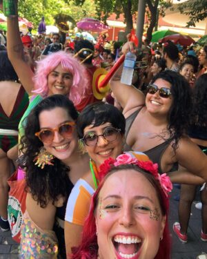 Luisa Clasen Instagram - Muitas skins desse carnaval: musicista, apoio de bloco e foliã. Amo ser tudo isso! Mto feliz pelos encontros do carnaval, obrigada a todo mundo q fez parte! ✨✨ e final de semana que vem a gente se encontra em Paquetá 👀 só acaba pra quem quer!

Fotos profissionais do @pizzaduleo @nomeiodobloco @andre_rola 

Blocos: @anovabad @blocolovesongs @bloconadademais @blocovivalavida @sinfonicaambulante 

#carnaval #riodejaneiro
