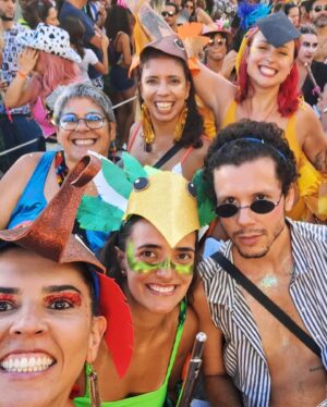 Luisa Clasen Instagram - Muitas skins desse carnaval: musicista, apoio de bloco e foliã. Amo ser tudo isso! Mto feliz pelos encontros do carnaval, obrigada a todo mundo q fez parte! ✨✨ e final de semana que vem a gente se encontra em Paquetá 👀 só acaba pra quem quer!

Fotos profissionais do @pizzaduleo @nomeiodobloco @andre_rola 

Blocos: @anovabad @blocolovesongs @bloconadademais @blocovivalavida @sinfonicaambulante 

#carnaval #riodejaneiro