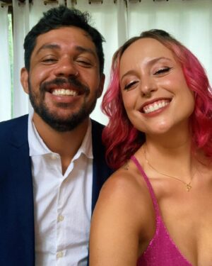 Luisa Clasen Instagram - Pensa num dia doido. Minha melhor amiga, minha parceira de Oscar de todos os anos, uma das minhas pessoas favoritas no mundo… resolveu casar no mesmo dia do maior job do ano 🫠 infelizmente ainda não inventaram uma máquina do tempo, mas essa madrinha fez milagre acontecer!
@carolmoreira3 te amo tanto que nem preciso explicar, né? Tou tão feliz q você e o @beto.caliman se encontraram na hora certa, no momento certo, e ainda estive lá pra dar uma forcinha extra 🩷 vocês serão muuuuito felizes juntos, parabéns por essa nova etapa!

E tem mais umas pessoas q precisam de um amorzinho aqui no texto: @rolandinhobr e @brunobock que super entenderam meu drama e me deixaram super à vontade com horário pra poder dar o meu melhor na nossa live no @pipocando.oficial com @alegarcia e @otaviouga. Obrigada por essa transmissão especial!

E claro, meu maior parceiro de sempre: @glauberalencar_ meu amorzão que fez essa jornada toda comigo! Te amo muito, muito obrigada por ser essa pessoa incrível e meu maior apoiador! Em breve é nossa vez 💕👀

Registros da perfeita e também minha BFF @bellehendges 🖤 obrigada por em ajudar na missão vestido, amiga!