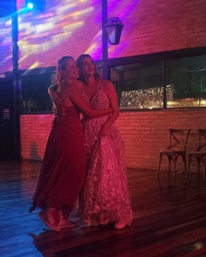 Luisa Clasen Instagram - Pensa num dia doido. Minha melhor amiga, minha parceira de Oscar de todos os anos, uma das minhas pessoas favoritas no mundo… resolveu casar no mesmo dia do maior job do ano 🫠 infelizmente ainda não inventaram uma máquina do tempo, mas essa madrinha fez milagre acontecer!
@carolmoreira3 te amo tanto que nem preciso explicar, né? Tou tão feliz q você e o @beto.caliman se encontraram na hora certa, no momento certo, e ainda estive lá pra dar uma forcinha extra 🩷 vocês serão muuuuito felizes juntos, parabéns por essa nova etapa!

E tem mais umas pessoas q precisam de um amorzinho aqui no texto: @rolandinhobr e @brunobock que super entenderam meu drama e me deixaram super à vontade com horário pra poder dar o meu melhor na nossa live no @pipocando.oficial com @alegarcia e @otaviouga. Obrigada por essa transmissão especial!

E claro, meu maior parceiro de sempre: @glauberalencar_ meu amorzão que fez essa jornada toda comigo! Te amo muito, muito obrigada por ser essa pessoa incrível e meu maior apoiador! Em breve é nossa vez 💕👀

Registros da perfeita e também minha BFF @bellehendges 🖤 obrigada por em ajudar na missão vestido, amiga!