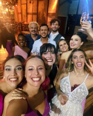 Luisa Clasen Instagram - Pensa num dia doido. Minha melhor amiga, minha parceira de Oscar de todos os anos, uma das minhas pessoas favoritas no mundo… resolveu casar no mesmo dia do maior job do ano 🫠 infelizmente ainda não inventaram uma máquina do tempo, mas essa madrinha fez milagre acontecer!
@carolmoreira3 te amo tanto que nem preciso explicar, né? Tou tão feliz q você e o @beto.caliman se encontraram na hora certa, no momento certo, e ainda estive lá pra dar uma forcinha extra 🩷 vocês serão muuuuito felizes juntos, parabéns por essa nova etapa!

E tem mais umas pessoas q precisam de um amorzinho aqui no texto: @rolandinhobr e @brunobock que super entenderam meu drama e me deixaram super à vontade com horário pra poder dar o meu melhor na nossa live no @pipocando.oficial com @alegarcia e @otaviouga. Obrigada por essa transmissão especial!

E claro, meu maior parceiro de sempre: @glauberalencar_ meu amorzão que fez essa jornada toda comigo! Te amo muito, muito obrigada por ser essa pessoa incrível e meu maior apoiador! Em breve é nossa vez 💕👀

Registros da perfeita e também minha BFF @bellehendges 🖤 obrigada por em ajudar na missão vestido, amiga!