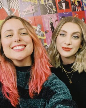 Luisa Clasen Instagram - Quem tem um amigo, tem tudo. E no meu caso, que tenho essas amigas PERFEITAS, passei os últimos 10 dias sendo muito feliz! Todas as vezes que eu vinha pra SP, ficava contando os dias pra ir embora. Dessa vez foi diferente…

Não tenho nem palavras pra agradecer tamanho carinho e amor, porque não foi só um lugar pra passar a noite entre dias cansativos de job: foi companheirismo, atenção, comidas incríveis, risadas gostosas e chamego com os bichinhos mais amorosos de SP. Não trocaria nenhum segundo com elas nem pelo maior hotel 5 estrelas 💞

Elas salvaram o dia com bota, mala, computador, casaco, carregador, livro e mais do que isso, emprestaram um pedacinho do dia-a-dia delas pra mim

Obrigada @dudatlopes @carolmoreira3 @bellehendges @lauradiamantstein @beto.caliman @pedro_smachado #mãedaBelle pela hospitalidade e por estarem na minha vida! Amo vocês 🥹 Agora aguardo todas vcs lá no RJ 💟