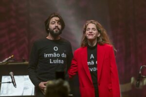 Luísa Sobral Instagram - Não fazíamos este concerto há algum tempo mas decidimos contrariar o ditado e voltar ao lugar onde já tínhamos sido felizes, mais especificamente ao concerto que preparámos juntos e onde percorremos a nossa vida através de canções. Fomos felizes novamente e Almada também, como indica o néon.
Obrigada a todos os que lá estiveram e fizeram o impossível, aquecer uma tenda de circo em pleno Dezembro 😊 

📷 @pardal_fotografia
