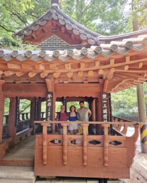 Luísa Sobral Instagram - Dia 2 e 3 na Coreia do Sul🚶‍♀️🥣🚶‍♀️🥣🚶‍♀️🥣

Fun fact- " Sobral" em coreano quer dizer " testículos de boi". Só me disseram no último dia. E as vezes que me chamaram Ms. Sobral durante este 4 dias sem se desmancharem. Heróico!