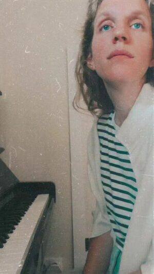 Luísa Sobral Instagram - "As mães de hoje em dia" . Versão acústica e ressabiada.