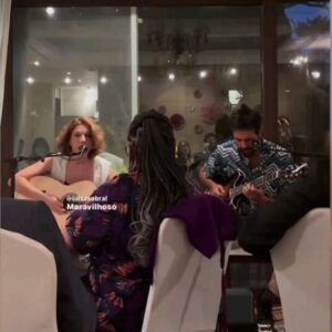 Luísa Sobral Instagram - Dia 2 e 3 na Coreia do Sul🚶‍♀️🥣🚶‍♀️🥣🚶‍♀️🥣

Fun fact- " Sobral" em coreano quer dizer " testículos de boi". Só me disseram no último dia. E as vezes que me chamaram Ms. Sobral durante este 4 dias sem se desmancharem. Heróico!
