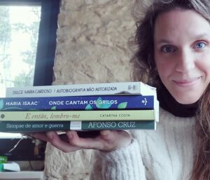 Luísa Sobral Instagram - O que andam a ler?
O meu mês de Dezembro foi dedicado a autores portugueses. Li a " Autobiografia não autorizada" da @dulce.m.cardoso , o " E então, lembro-me" da Catarina Costa, "Onde cantam os grilos" da @maria_isaac_pt e " Sinopse de amor e guerra" do Afonso Cruz. 
Destes 4 gostaria de destacar a " Autobiografia não autorizada" e o " Onde cantam os grilos". Adorei os dois!
(Podem ver as outras críticas no meu Goodreads) 

"Autobiografia não autorizada"
Gostei tanto deste livro! A Dulce Maria Cardoso escreve muito bem mas o seu sentido de humor é o que mais me cativa. 
Viajamos entre Luanda, Cascais e os EUA, são-nos relatados episódios da vida da escritora e terminamos com vontade de tomar um café com ela. Pelo menos foi o que aconteceu comigo. Quero muito ler o segundo. É daquelas escritoras que nunca desilude, só nos apaixona cada vez mais.

" Onde cantam os grilos" 

Que leitura tão prazerosa! Gostei muito deste livro! A Maria Isaac poderia ser filha de Tolstói e Jorge Amado se tal não fosse impossível. "Onde cantam os grilos" tem todas as características de um romance russo mas contado por um menino dos " Capitães da Areia". 
Está muito bem escrito e tem personagens muito bons, no sentido de boas pessoas e no sentido da sua construção. Foi um livro que me fez bem à alma.
Quero muito ler os outros livros da Maria.