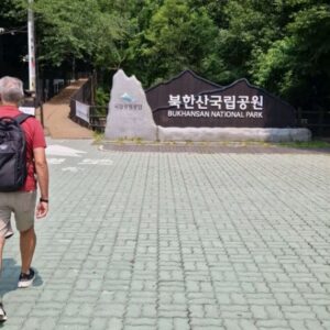 Luísa Sobral Instagram - Dia 2 e 3 na Coreia do Sul🚶‍♀️🥣🚶‍♀️🥣🚶‍♀️🥣

Fun fact- " Sobral" em coreano quer dizer " testículos de boi". Só me disseram no último dia. E as vezes que me chamaram Ms. Sobral durante este 4 dias sem se desmancharem. Heróico!
