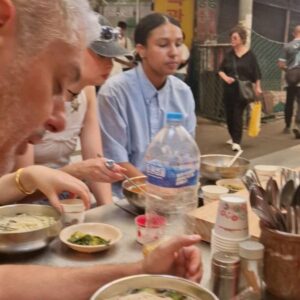 Luísa Sobral Instagram - Dia 1 na Coreia do Sul 🚶‍♀️🥣🚶‍♀️🥣🚶‍♀️🥣

@mrochamusic , @ruiguerreiro73
