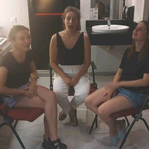 Luísa Sobral Instagram - Quando uma lisboeta e duas catalãs se encontram, o mais provável é cantarem uma moda alentejana 🥰

( Com as lindas e maravilhosas @ritapayesroma e @la.fumero . A canção chama-se "A Rosa" e é minha)