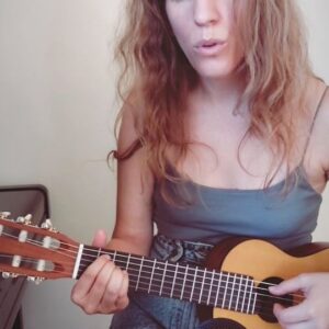 Luísa Sobral Instagram - Como nasceu a canção que escrevi para o @luis.trigacheiro 

Trocas-me a mim 

Ouvi dizer 
Que foste para a cidade
Que tens cara metade 
Que a vida te corre bem 

Tens casa
Casamento e ordenado
Com tudo tão organizado
Terás filhos também 

Ouvi dizer que agora estás na moda
Tens gente que te adora
Lá nas redes sociais 

Que andas aí pelo mundo 
Fotografando tudo
Mesmo as coisas mais banais 

E eu aqui fiquei
Com os nossos sonhos só pra mim
Já não te importa ter uma horta 
Um limoeiro atrás da porta 
Ou plantar flores no jardim 

Trocas de bom agrado um céu estrelado 
Por um condomínio bem fechado 
E pior trocas-me a mim 

Ouvi dizer que 
Que sou caso arrumado
Fiquei lá no passado 
Junto ao que foi de ti 

Um dia se me mudo para a cidade
Será porque a saudade
Lá doi menos do que aqui