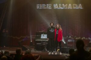 Luísa Sobral Instagram - Não fazíamos este concerto há algum tempo mas decidimos contrariar o ditado e voltar ao lugar onde já tínhamos sido felizes, mais especificamente ao concerto que preparámos juntos e onde percorremos a nossa vida através de canções. Fomos felizes novamente e Almada também, como indica o néon.
Obrigada a todos os que lá estiveram e fizeram o impossível, aquecer uma tenda de circo em pleno Dezembro 😊 

📷 @pardal_fotografia
