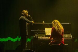 Luísa Sobral Instagram - Não fazíamos este concerto há algum tempo mas decidimos contrariar o ditado e voltar ao lugar onde já tínhamos sido felizes, mais especificamente ao concerto que preparámos juntos e onde percorremos a nossa vida através de canções. Fomos felizes novamente e Almada também, como indica o néon.
Obrigada a todos os que lá estiveram e fizeram o impossível, aquecer uma tenda de circo em pleno Dezembro 😊 

📷 @pardal_fotografia