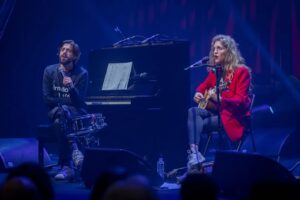 Luísa Sobral Instagram - Não fazíamos este concerto há algum tempo mas decidimos contrariar o ditado e voltar ao lugar onde já tínhamos sido felizes, mais especificamente ao concerto que preparámos juntos e onde percorremos a nossa vida através de canções. Fomos felizes novamente e Almada também, como indica o néon.
Obrigada a todos os que lá estiveram e fizeram o impossível, aquecer uma tenda de circo em pleno Dezembro 😊 

📷 @pardal_fotografia