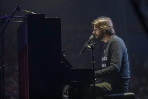 Luísa Sobral Instagram - Não fazíamos este concerto há algum tempo mas decidimos contrariar o ditado e voltar ao lugar onde já tínhamos sido felizes, mais especificamente ao concerto que preparámos juntos e onde percorremos a nossa vida através de canções. Fomos felizes novamente e Almada também, como indica o néon.
Obrigada a todos os que lá estiveram e fizeram o impossível, aquecer uma tenda de circo em pleno Dezembro 😊 

📷 @pardal_fotografia