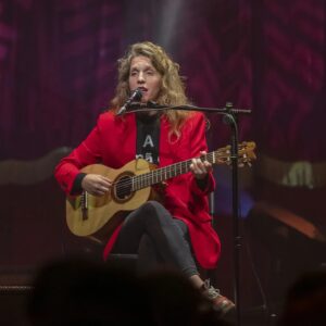 Luísa Sobral Instagram - Não fazíamos este concerto há algum tempo mas decidimos contrariar o ditado e voltar ao lugar onde já tínhamos sido felizes, mais especificamente ao concerto que preparámos juntos e onde percorremos a nossa vida através de canções. Fomos felizes novamente e Almada também, como indica o néon.
Obrigada a todos os que lá estiveram e fizeram o impossível, aquecer uma tenda de circo em pleno Dezembro 😊 

📷 @pardal_fotografia