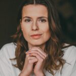 Luisa Neubauer Instagram - “Es gibt kaum eine Gruppe, die so viel Einfluss auf die Weltgeschichte hat wie die Gleichgültigen. Und das Bemerkenswerte daran ist, niemand spricht von ihnen. Ihre Passivität hat die radikalsten Umbrüche ermöglicht.” Das schreibt Rafik Shami. Die Rechten rechnen mit unserer Gleichgültigkeit. Und die kriegen sie nicht. Fast 100.000 Menschen waren in den letzten Tagen deutschlandweit auf der Straße. Und die Welle geht weiter. Eine Demokratie hat man nicht, man lebt sie. Wir sehen uns am Wochenende wieder auf der Straße und zeichnen die Bilder voll Liebe und Widerstand - Bilder, vor denen Faschisten Angst haben. . . 📸 @lena.faye