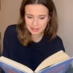 Luisa Neubauer Instagram - TW: Tod 💔 Krebs ist ein Arschloch. Heute und jeden Tag nur Liebe an alle, die auch vermissen. Die Angst haben, eines Tages zu vermissen. Die vermisst werden. Mein Vater war wunderbar, und ich vermisse ihn jeden Tag. Jeder Schmerz ist anders, aber if you know, you know. Ich mache heute die Fenster auf. Weltkrebstag, 2024 . . Der Text ist aus meinem Buch “Gegen die Ohnmacht” und es geht um Abschied und Neuanfang, um das Leben in Krisen, um das Klima und den Kampf um Hoffnung. Erschienen bei @tropenverlag.