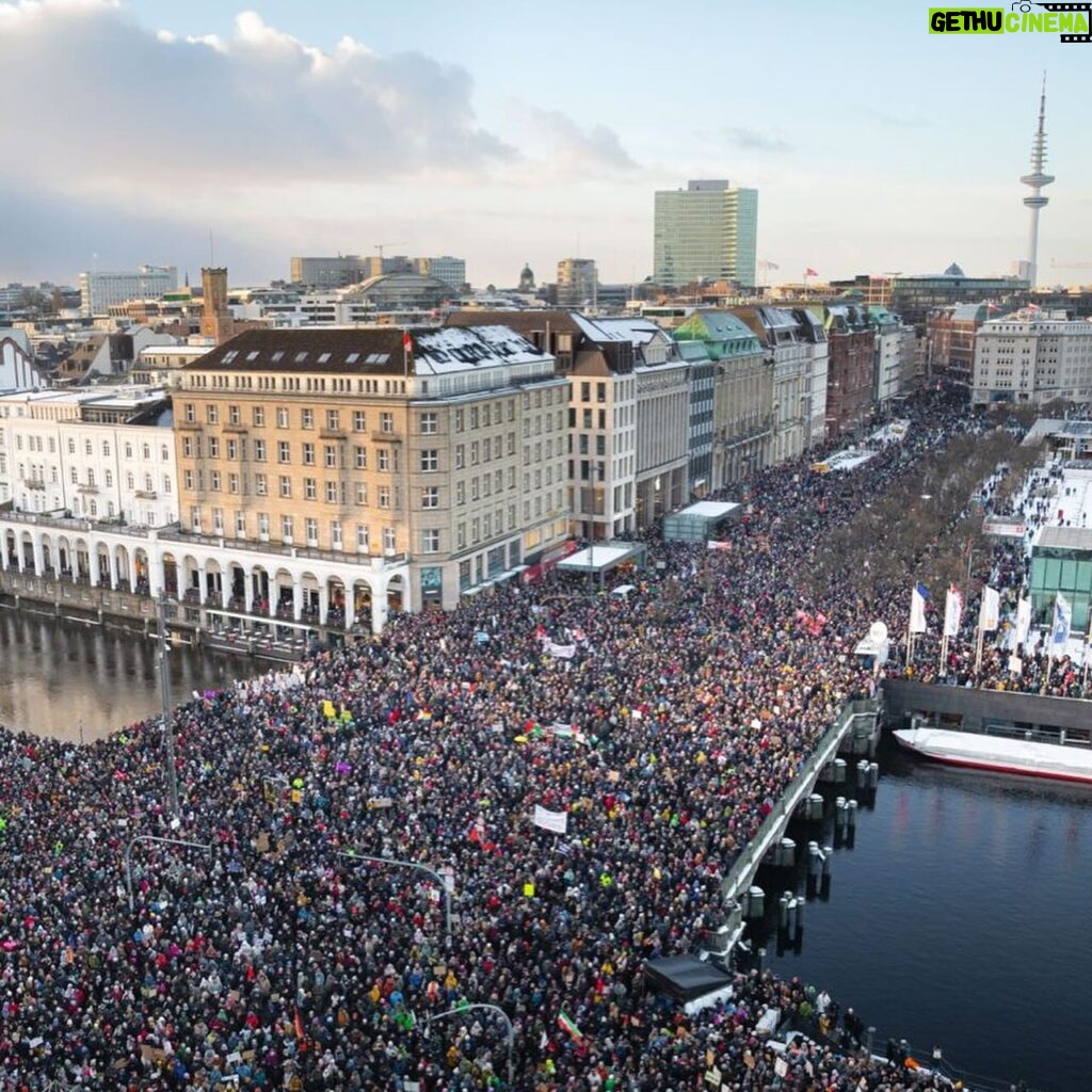 Luisa Neubauer Instagram - People should know about this. We will not let the right extremists, the fascists, the racist and misogynistic take over our democracy. This year, 50% of the world population will be asked to vote. And right wing forces are rising almost everywhere. And it’s no coincidence that it’s the fascists who - once in power - take away the rights of women, of nature, of migrants and queers. It’s all connected. So we stand up. And we will need you to join us. ♥️