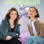 Luisa Neubauer Instagram - Merken, wenn’s schön ist und merken, wenn‘s hart wird. In einer Zeit und Welt in der wir multiple und komplexe Krisen durchleben, ist es essenziell über Widerstandsfähigkeit und Hoffnung zu sprechen. 🙏 Dafür hat Steffi diesmal Autorin und Klimaaktivistin Luisa Neubauer eingeladen. Die beiden reden über Momente, in denen sie über sich hinaus wachsen mussten, Erwartungshaltungen und wann man mit ihnen brechen muss. 💪 Denn resilient zu sein, bedeutet nicht, dass immer alles gut sein muss, sondern fragt viel mehr, wie gut kommst du wieder hoch? Resilienz fragt aber auch, in welchen Strukturen leben wir? Denn Stress ist kein Privatproblem und wir dürfen uns nicht einreden lassen, dass wir zu klein sind, um etwas zu bewegen. #resilienz #hoffnung #klimakrise #widerstandsfähigkeit #luisaneubauer #stefaniegiesinger #interview #podcast