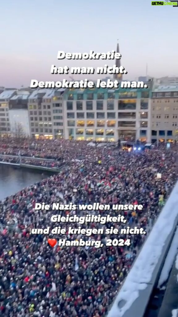 Luisa Neubauer Instagram - In Hamburg soll kein Platz für Nazis sein und ich bin so dankbar für diese schönste Stadt der Welt. ❤️⚓️ #LautGegenRechts