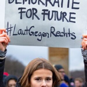 Luisa Neubauer Instagram - Warum gegen Rechts auf die Straße gehen? Hier sind einige von endlosen Gründen. Sagt es weiter. Wir sehen uns auf den Straßen. Und hoffentlich viele von euch am Sonntag um 14 Uhr in Hamburg ♥️ #zusammengegenrechts 
.
.
📸 Schnitt wie (fast) immer von @janmarius_k 🙏