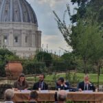 Luisa Neubauer Instagram - Surreal. Thank you @franciscus for inviting us to the Vatican and for speaking up for climate justice. Hosting us and providing a stage for the demand to defend climate activists against repression and criminalization has be a honor in a crucial moment of time. (Swipe to find my speech I delivered at the Vatican press conference alongside the incredible Jonathan Safran Foer and the Laudato Si‘ movement. 🥰🤓) . . 📸 Vaticanmedia