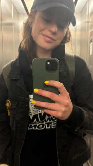 Luisa Neubauer Instagram - Auf die Gefahr hin, hier eine Welle von sonst was loszutreten: Wir müssen einmal darüber sprechen - Fliegen, Freiheit, Gewohnheit. Die kleinen großen Unterschiede, die zu gerne überdeckt werden. 🫶 
Echter Freiheitskampf: Klimakampf ♥️ #Europawahl #Klimawahl