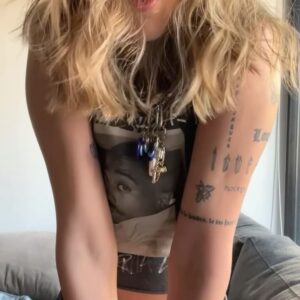 Luisa Rubino Instagram - 1. pelito nuevo <333
2. 🔮🔮🔮 
3. yo desayunando wevito fit con cositos de ojeras 
4. yo viendo como piensas que te debo algo ya cállate 
5. mis adidas de cholo 
6. ya me salió mi primera cana aaaaaaaa 
7. @sofiagabanna_ teamo
💖💖💖💖💖💖