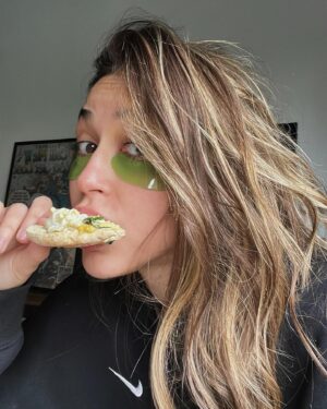 Luisa Rubino Instagram - 1. pelito nuevo <333
2. 🔮🔮🔮 
3. yo desayunando wevito fit con cositos de ojeras 
4. yo viendo como piensas que te debo algo ya cállate 
5. mis adidas de cholo 
6. ya me salió mi primera cana aaaaaaaa 
7. @sofiagabanna_ teamo
💖💖💖💖💖💖