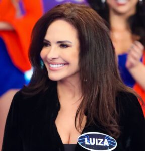 Luiza Tomé Instagram - Bom domingo e vamos assistir a patriota no @sbt , no programa qual é a música da @patriciaabravanel . Deus nos cure, abençoe e proteja. Se cuidem , pois haverá temporais !!!!🙌🙏 Espero vocês hoje no @sbt