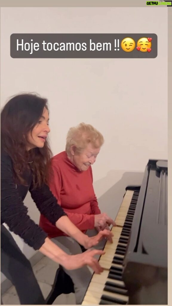 Luiza Tomé Instagram - Quando nos reunimos pra tocar piano é assim!!! 😉☺️. Momentos inesquecíveis com minha mãe do ❤️. #gratidao #amorincondicional #amordemae #amordefilha