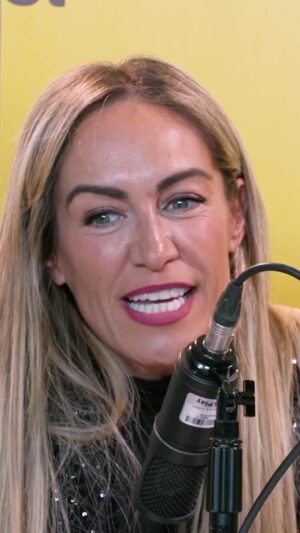 Luján Argüelles Instagram - ¿Es abril/cerral el primer viral que recordáis? 👁️ Os leemos 👁️ 
 
El otro día la liamos fuerte @inpost.es @lujanarguelles y @alexsinos. Un podcast en directo. Más de 2.000 regalos. ¡Y lo bien que lo pasamos! Y como somos generosos, te traemos un descuento del 15% para todos tus envíos entre particulares que hagas desde inpost.es. Código INPOSTNAVIDAD2.
 
Y os recordamos que Inpost es la empresa líder en Europa en envíos a No Domicilio. Presente en más de 100.000 tiendas online. El paquete espera por ti. Flexibilidad total. ¡Más de 6.000 Punto Pack y lockers! PUBLl