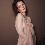 Lukerya Ilyashenko Instagram - Помню, встанешь двенадцатилетней у зеркала, занавеской обмотаешься и лица томные делаешь. 22 года прошло, ничего не поменялось. Занавеска всё так же актуальна. 📸 @yarviar