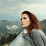Lukerya Ilyashenko Instagram - Ходила в СПА. В парной окна стеклянные, сижу, потею, смотрю на горы. Красота! Долина вся сиреневая, в астрах, отдыхающие прогуливаются на лошадях. Музыка релаксирующая играет. Вроде стандартный музыкальный ряд для сауны, но отчего-то туда ещё лошадиное ржание отдельной дорожкой интегрированно. Где-то раз в полминуты лошадь ржёт. И тут мне не по себе стало: в парной лошадь, снаружи в долине вон тоже лошади бродят, и внутри меня… лошадь! Буквально. На ужин была перловка с кониной, не могла же она так быстро перевариться и покинуть мой, так сказать, храм, тело то бишь. Не могла. Неловко, право, перед лошадями. Ведь «Деточка, все мы немножко лошади, каждый из нас по-своему лошадь».