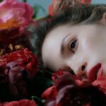 Lukerya Ilyashenko Instagram - Надо наверное прояснить откуда ноги растут у этих моих заупокойных постов. Короче, летом я поняла что че-то как-то всё не так идёт. Через жопу. Разделила у себя в голове все происходящие со мной события на два столбика: те, на которые я повлиять не могу и те, на которые могу. Первые выбросила к чертовой матери и осталась со вторыми. Кого бы, думаю, ими осчастливить? Нашла психотерапевта, начала терапию. Отказалась от алкоголя. Начала ходить на уроки джазового танца, после которых живые завидуют мертвым. Ушла с головой в работу: к пробам не просто текст стала учить и одежду подбирать, я как-то на кастинг с голубыми фальш-дредами приперлась и имитацией пирсинга в носу, чтобы быть ближе к персонажу. Ходила на массажи, читала духоподъемную литературу. Всё без толку. Не помогает. Тревожно, и всё тут. На очередном сеансе у психотерапевта меня прорвало, залилась горькими слезами, говорю, не получается ни хрена, доктор, не выходит каменный цветок, хероооово мне. А он мне такой и говорит: а всё, Лукерья, потому, что вы на внешние факторы пытаетесь опереться, а не на внутренние. Не надо, мол, спасения в работе искать в работе и во взаимоотношениях с другими людьми, надо в себе. - В смысле? - спросила я. - В прямом. - ответил он. - Положиться можно только на себя. Мы приходим в этот мир одни, и уходим тоже одни. - Таааак… - уныло протянула я. Маэстро продолжал: - Вы должны быть способны испытывать счастье в полной изоляции, наедине с собой, при отсутствии внешних раздражителей… Без книг, музыки и социума. Класс! Можно сразу в одиночную камеру, подумала я, но вслух не сказала. - Скажите, Лукерья, какие социально-психологические свойства составляют ядро вашей личности? - Ээээ… ну я котов люблю. - Не то. - У меня пальцы в обратную сторону гнутся. - Тоже не то. Я призадумалась. Потом смотрю на часы, думаю, 13 минут осталось до конца сеанса(50 минут за 5 тыщ рублей, нормально?), пора с этой викториной заканчивать. - Сдаюсь, доктор, не знаю какие у меня социально-психологические свойства личности. Давайте вы скажете. Мы уже довольно близко знакомы… ⬇️⬇️⬇️продолжение ниже в комментариях.